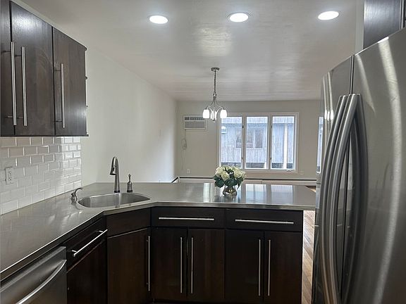 3rd image of 72 Henry St APT 11B