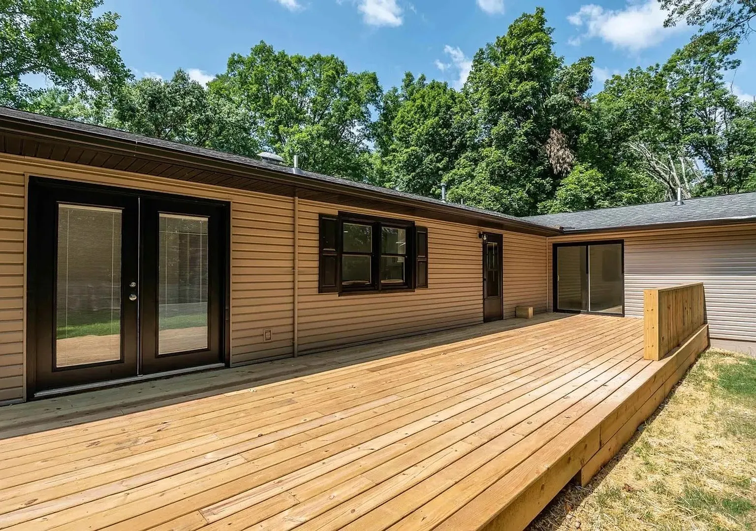 Totally renovated east-side location 4BR 3BA! — Photo 4