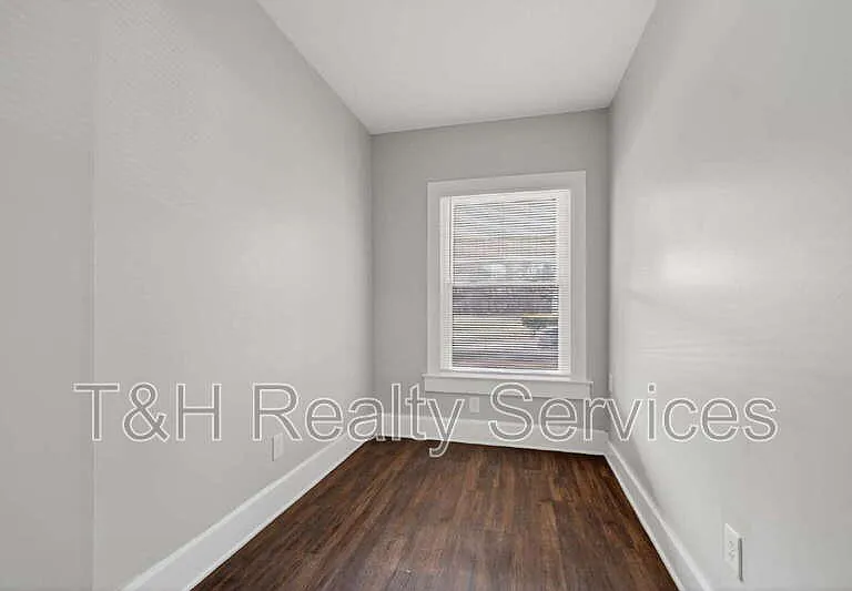 926 W 32nd St — Photo 12