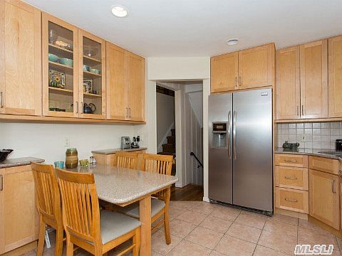 5th image of 14 Harwood Dr W