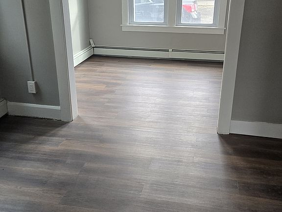 4th image of 410 1/2 Jackson Ave #1R