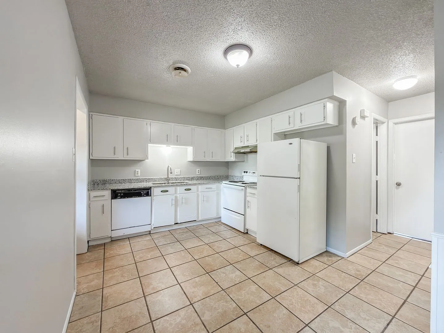 Cozy 2 Bed 1 Bath Duplex For Rent! — Photo 4