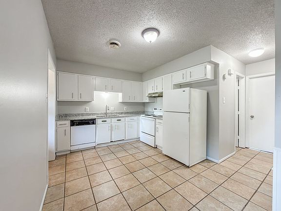 4th image of 2802 Grinnell Ave