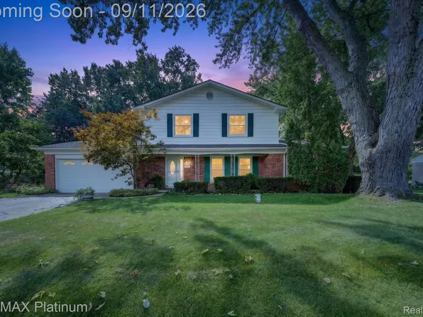 8719 Sandy Crest Dr, White Lake, MI 48386