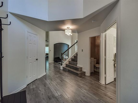 Beautiful 2 story entry with updated flooring, neutral paint tones and nice lighting.