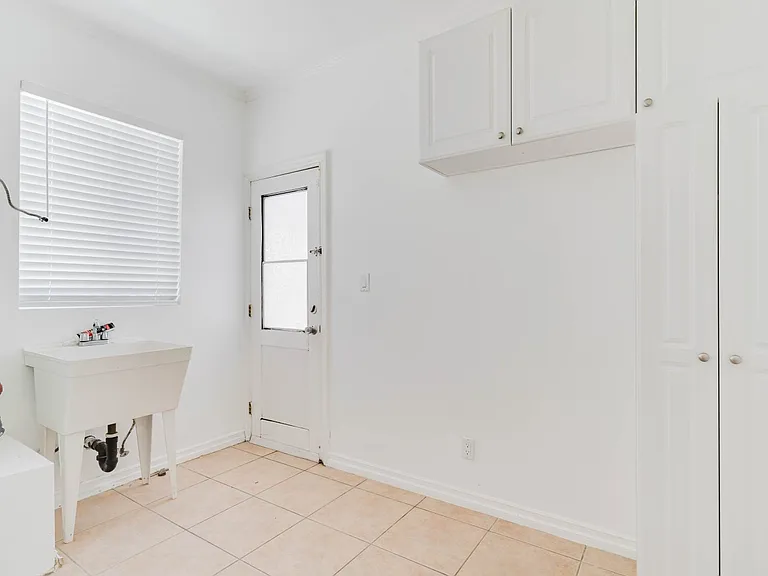 1626 N Alexandria Ave — Photo 29