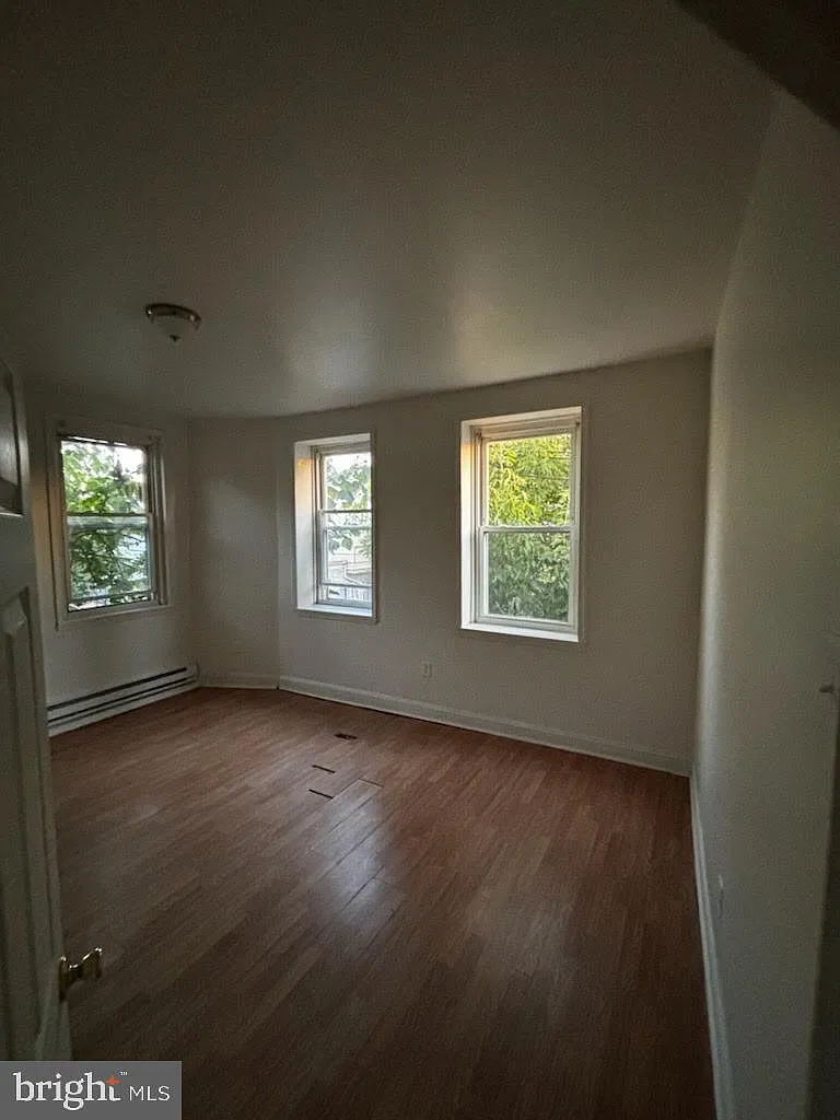 2 bed, 1.0 bath, 3272 sqft, $950 — Photo 2