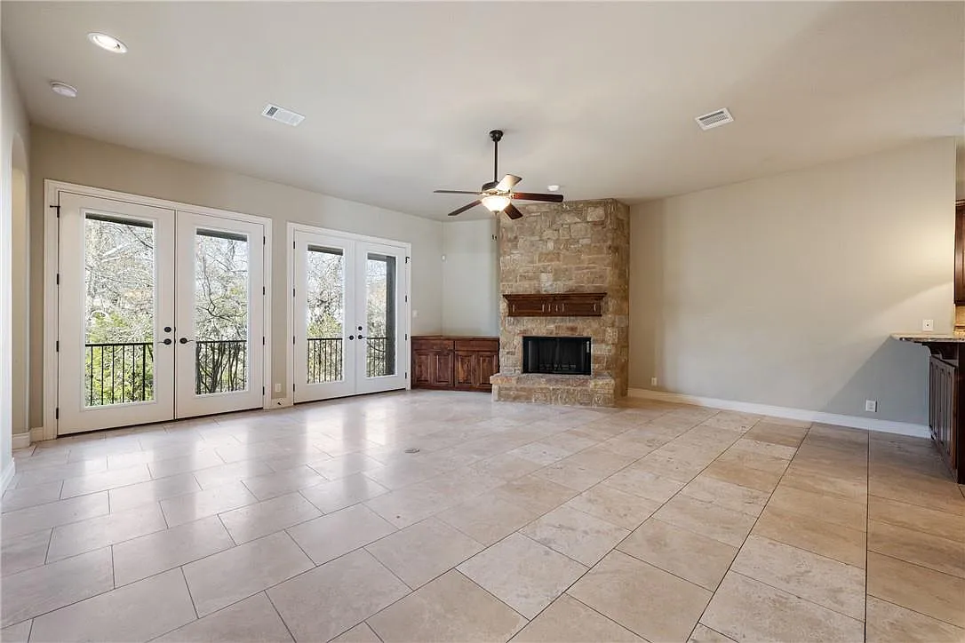 3 bed, 2.0 bath, 2150 sqft, $2,995 — Photo 3