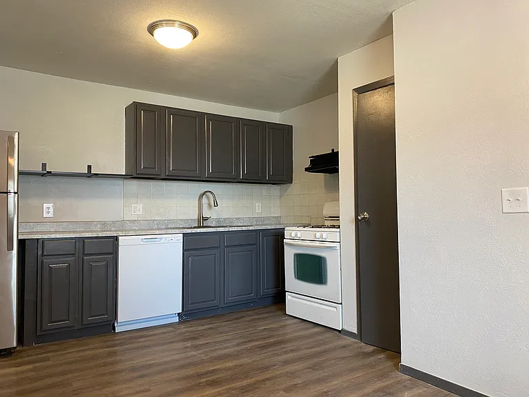 2302 S Saint Clair Ave — Photo 2