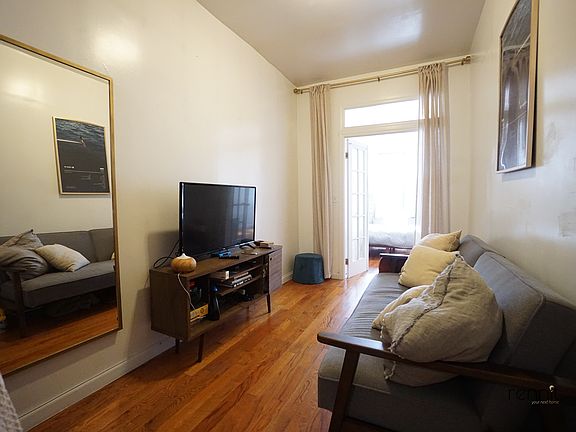 5th image of 319 Jefferson St APT 3R