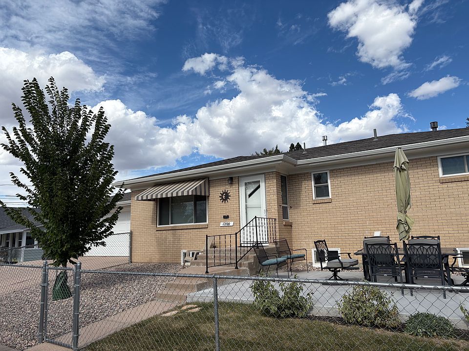 Fully furnished, upstairs of a house, close to 3 parks! New attic insulation, 50 gal water heater, and a new furnace. Enjoy the yard, patio, two car garage with a workshop area.