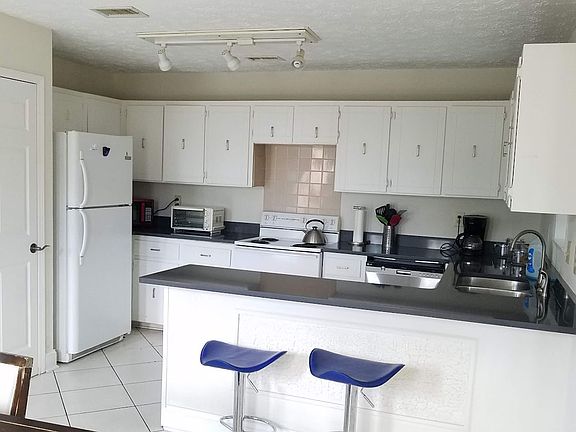 3rd image of 621 Granada Cir #621