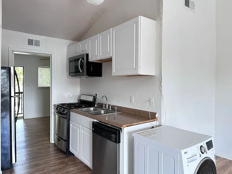 1010 W 23rd St #14 — Photo 6