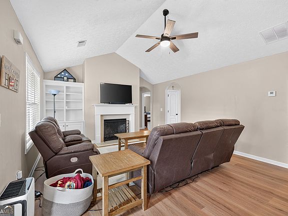 5th image of 1429 Silvergate Way