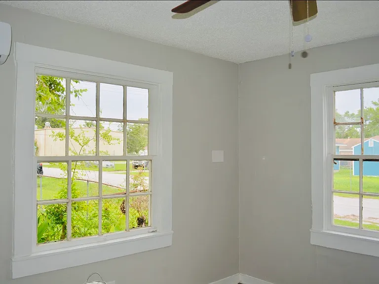 1501 Nashby St — Photo 9