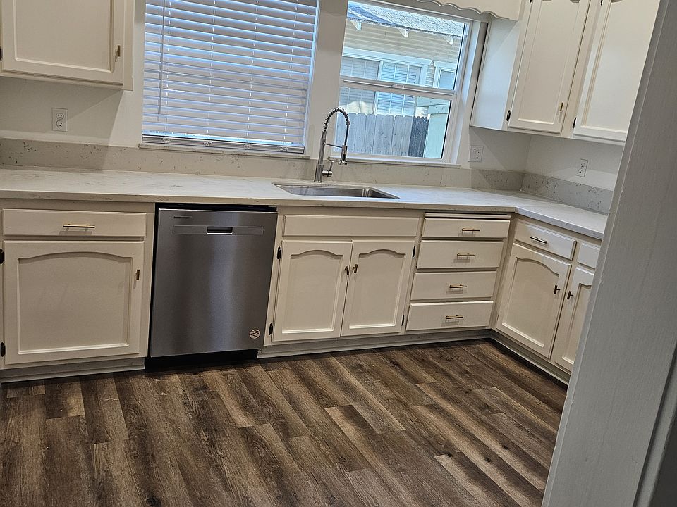 1st image of 852 W 20th St
