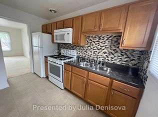 1153 Deerfield Rd APT B, Deerfield, IL 60015