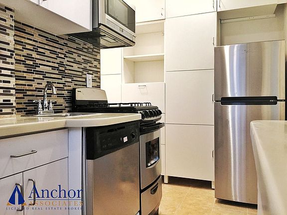 4th image of 137 W 12th St APT 26