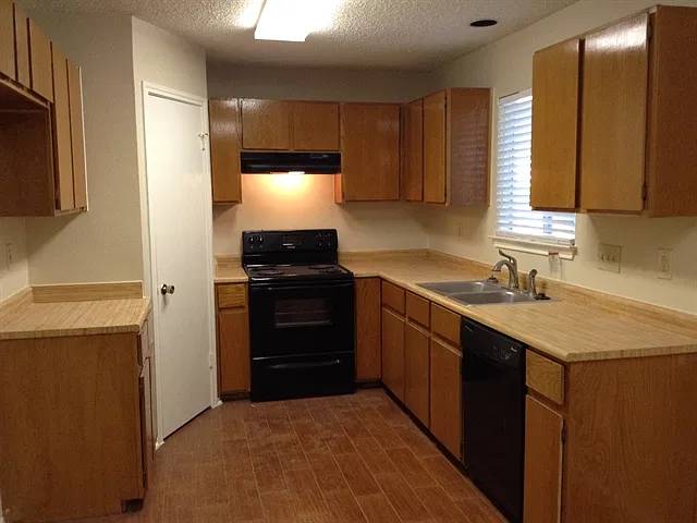 3 bed, 2.5 bath, 1404 sqft, $1,685 — Photo 2