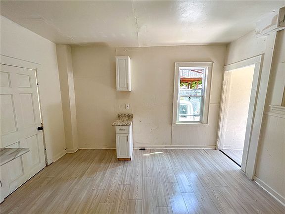 5th image of 174 Sherman St