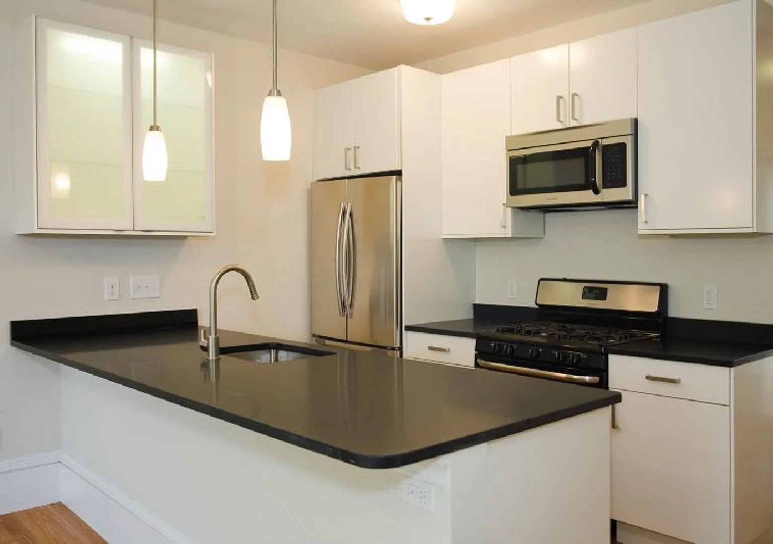 No Brokers Fee. Central Heat/AC, In-Unit Washer and Dryer, Parking for Rent, High-End Kitchen App... — Photo 3