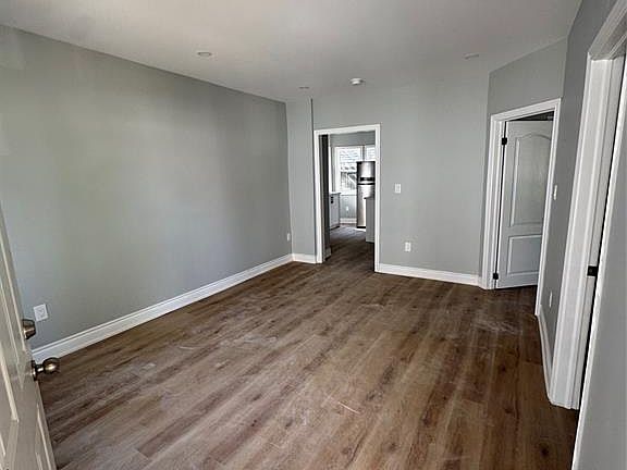 3rd image of 945 Wellington Ave #2