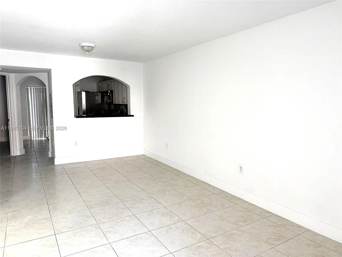 Building Photo - 1260 SE 28th Ct #104
