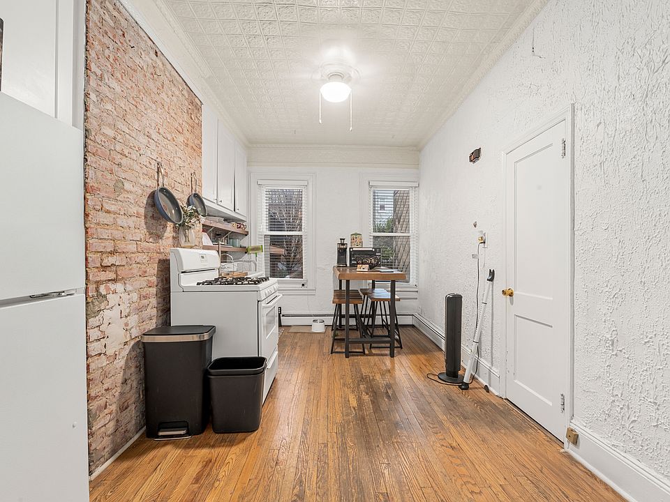 1st image of 521 Jefferson St APT 1L