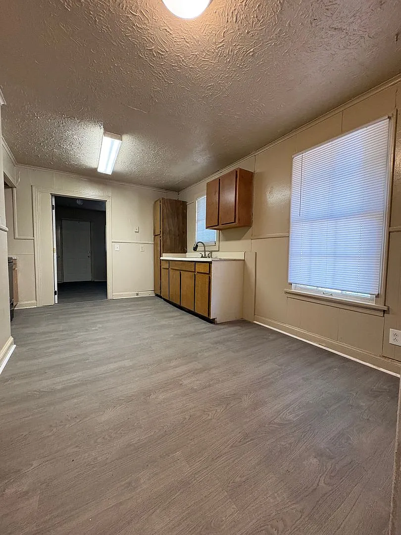 Nice 4 bedroom/1 bath house with Oven & Refrigerator! — Photo 3