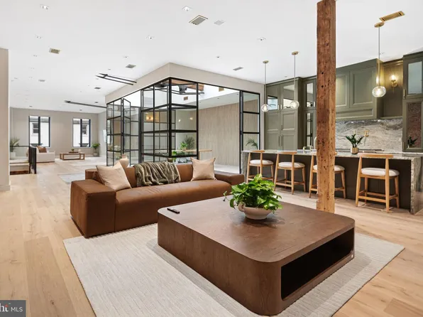 2017 Sansom St, Philadelphia, PA 19103