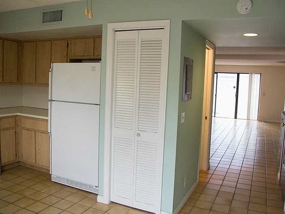5th image of 222 SE 10th Ave