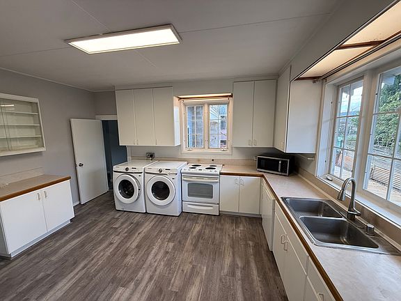 Kitchen with High Efficiency Washer/Dryer, Dishwasher, Microwave, Refrigerator, Stove/Oven, and Disposal!