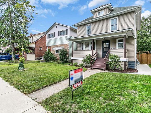 3rd image of 1457 Dougall Ave
