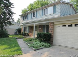 3979 Meadowbrook Dr, Troy, MI