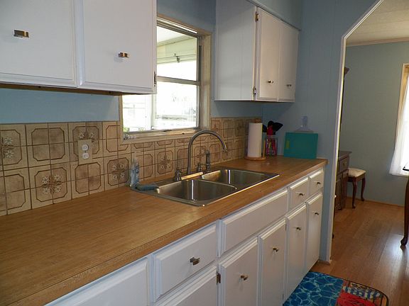 4th image of 260 Country Club Cir N