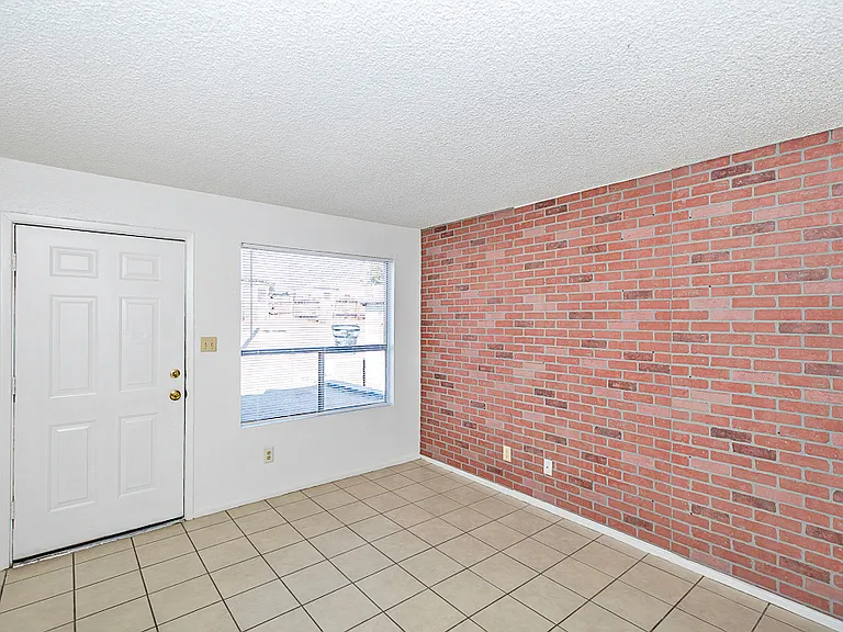 360 S 1st Ave #16 — Photo 2