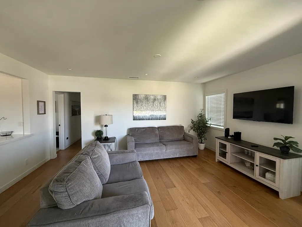 3 bed, 1148 sqft, $6,950 — Photo 2