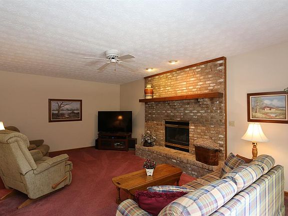 5th image of 610 Redwood Sq