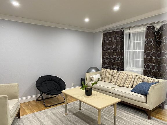 3rd image of 596 Balsam Ave