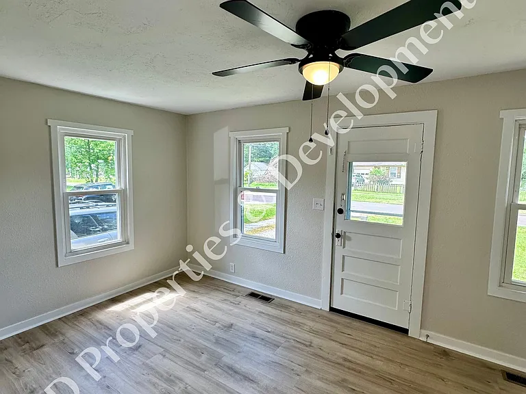 1812 W Calhoun St — Photo 2