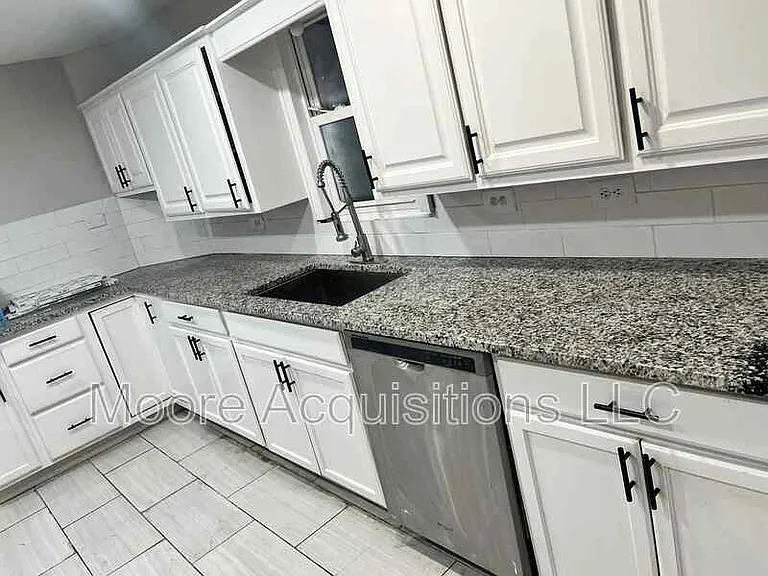 1018 W Sears St — Photo 10