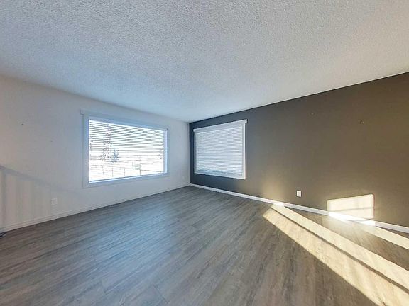3rd image of 2763 Neewatin Dr