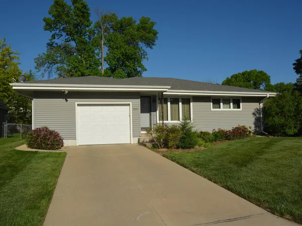2725 Oleander Ct, Sioux City, IA 51106