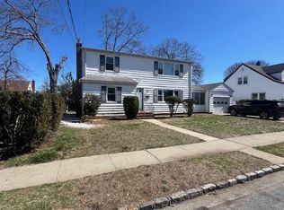 360 Grand St, Westbury, NY 11590