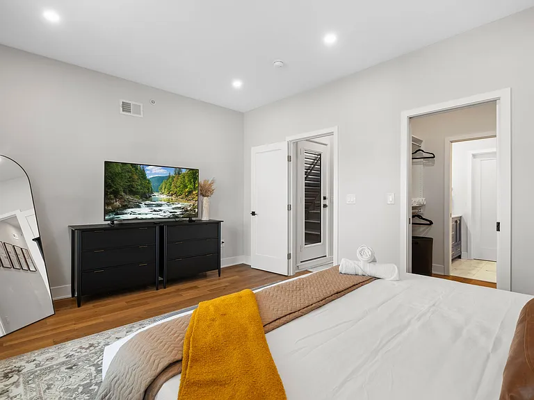 3590 Calumet St — Photo 24