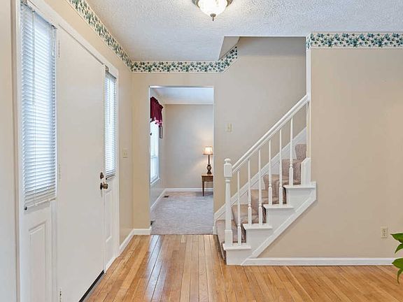 4th image of 31 Belvoir Cir
