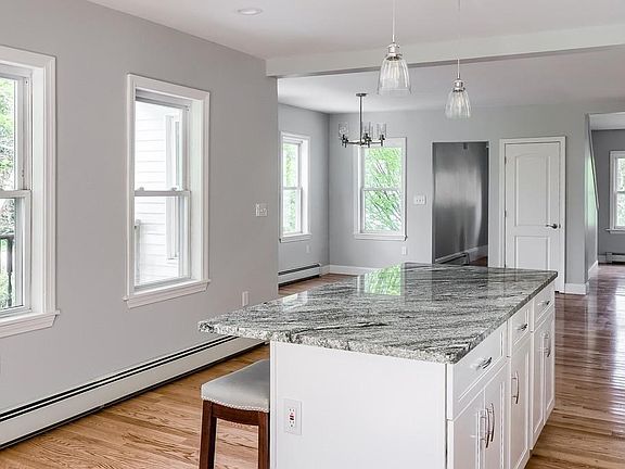 5th image of 31 Forest Ave