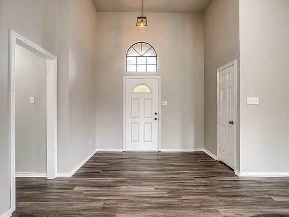 2nd image of 429 Sherwood Ct
