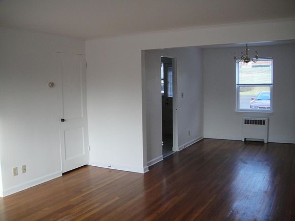 Living Room/Dining Area