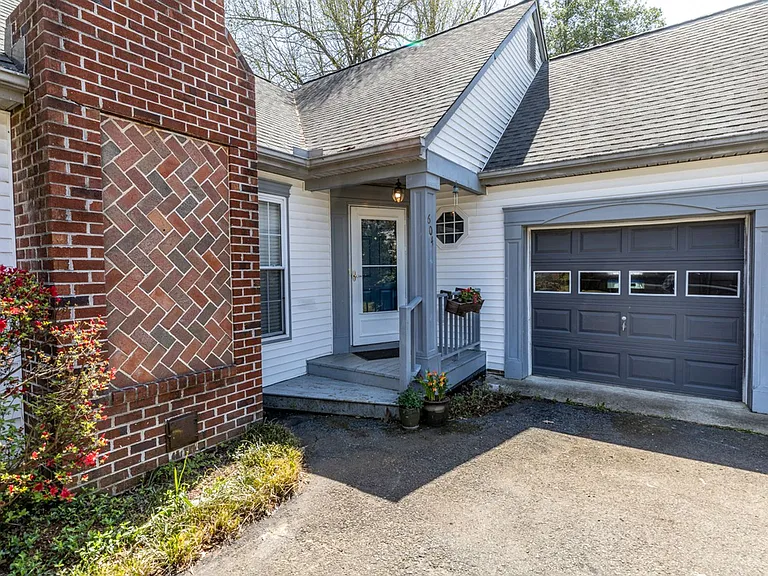 604 Wilder Dr — Photo 2